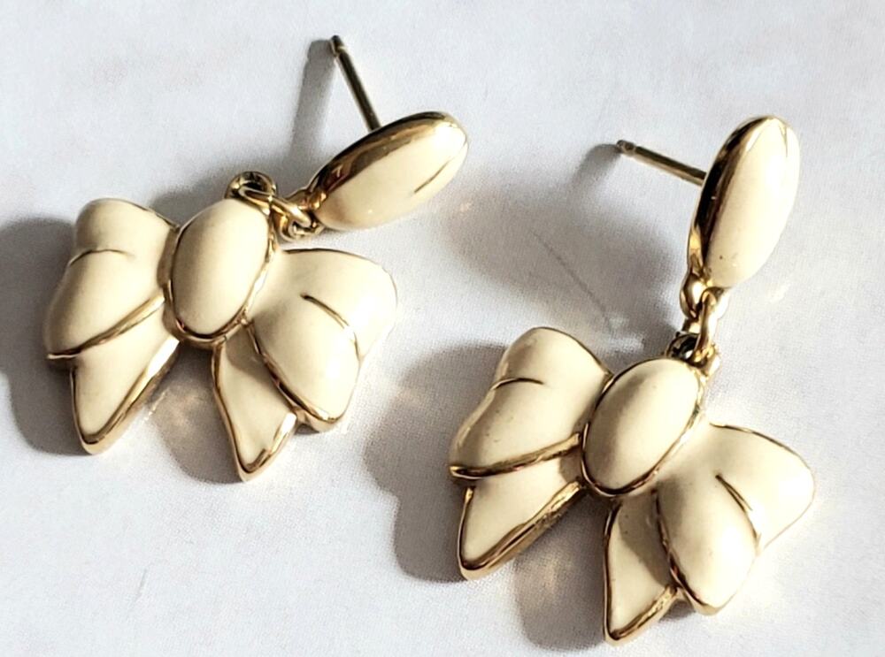 Creamy White Enameled Bow Dangle Pierced Earrings 1" Gold-tone Vintage‎ wp-29